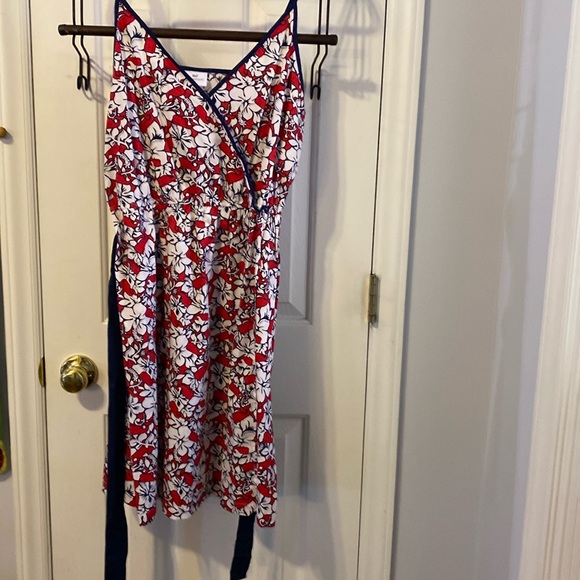 Vineyard Vines Dresses & Skirts - Floral Red and White Wrap Dress with Navy Trim
